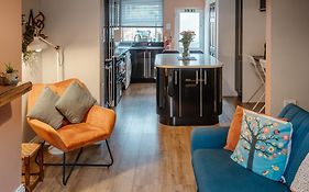 Charming Victorian Terrace Near City With Free Parking